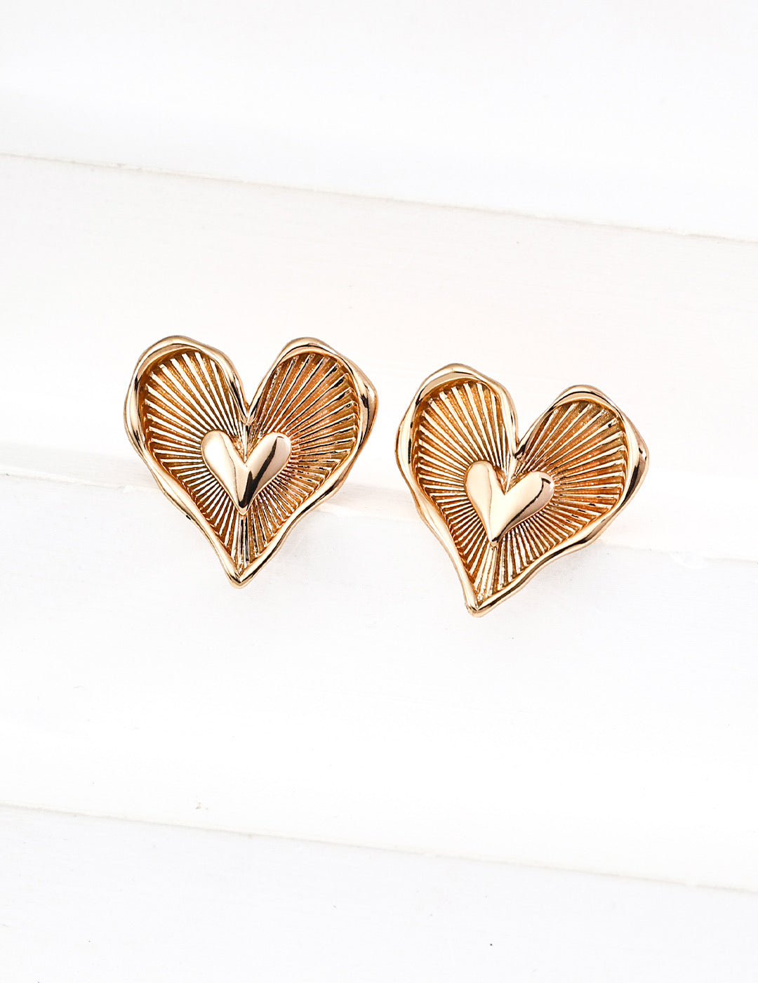 Design heart-shaped earrings